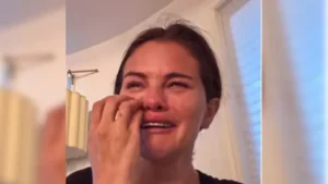 selena gomez crying(newsblizzard.com)
